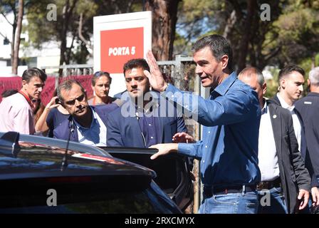 Gava, Spanien. September 2023. Der amtierende Präsident der spanischen Regierung Pedro Sánchez sah beim Rosenfest der Katalanischen Sozialistischen Partei in Gava winken. Die politische Partei PSK (Sozialistische Partei Kataloniens) feiert das Rosenfest in der Stadt Gava, an dem der erste Sekretär der Spanischen Sozialistischen Arbeiterpartei (PSOE) und amtierender Präsident der spanischen Regierung Pedro Sanchez zusammen mit dem Ersten Sekretär der PSC Salvador Illa und der Bürgermeisterin von Gava, Gemma Badia, teilgenommen hat. (Foto: Ramon Costa/SOPA Images/SIPA USA) Credit: SIPA USA/Alamy Live News Stockfoto