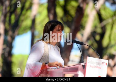 Gava, Spanien. September 2023. Der Bürgermeister von Gava Gemma Badia spricht beim Rosenfestival der Katalanischen Sozialistischen Partei in Gava. Die politische Partei PSK (Sozialistische Partei Kataloniens) feiert das Rosenfest in der Stadt Gava, an dem der erste Sekretär der Spanischen Sozialistischen Arbeiterpartei (PSOE) und amtierender Präsident der spanischen Regierung Pedro Sanchez zusammen mit dem Ersten Sekretär der PSC Salvador Illa und der Bürgermeisterin von Gava, Gemma Badia, teilgenommen hat. (Foto: Ramon Costa/SOPA Images/SIPA USA) Credit: SIPA USA/Alamy Live News Stockfoto