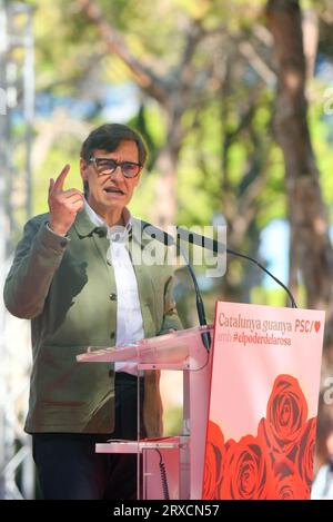 Gava, Spanien. September 2023. Die erste Sekretärin des PSK Salvador Illa Roca spricht während des Rosenfestes der Katalanischen Sozialistischen Partei in Gava. Die politische Partei PSK (Sozialistische Partei Kataloniens) feiert das Rosenfest in der Stadt Gava, an dem der erste Sekretär der Spanischen Sozialistischen Arbeiterpartei (PSOE) und amtierender Präsident der spanischen Regierung Pedro Sanchez zusammen mit dem Ersten Sekretär der PSC Salvador Illa und der Bürgermeisterin von Gava, Gemma Badia, teilgenommen hat. (Foto: Ramon Costa/SOPA Images/SIPA USA) Credit: SIPA USA/Alamy Live News Stockfoto