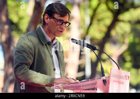 Gava, Spanien. September 2023. Die erste Sekretärin des PSK Salvador Illa Roca spricht während des Rosenfestes der Katalanischen Sozialistischen Partei in Gava. Die politische Partei PSK (Sozialistische Partei Kataloniens) feiert das Rosenfest in der Stadt Gava, an dem der erste Sekretär der Spanischen Sozialistischen Arbeiterpartei (PSOE) und amtierender Präsident der spanischen Regierung Pedro Sanchez zusammen mit dem Ersten Sekretär der PSC Salvador Illa und der Bürgermeisterin von Gava, Gemma Badia, teilgenommen hat. (Foto: Ramon Costa/SOPA Images/SIPA USA) Credit: SIPA USA/Alamy Live News Stockfoto