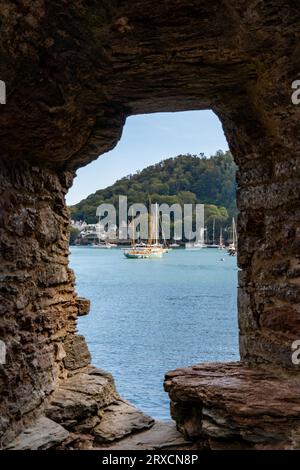 Segelboote wie von Bayards Cove Fort in Dartmouth aus gesehen. Diese Festung Tudor wurde zwischen 1522 und 1536 zum Schutz des Stadthafens erbaut Stockfoto