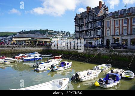 Dartmouth, Großbritannien - 14. September 2023: Dartmouth-Böschung, Boote, die am Hafen von Dartmouth ankerten Stockfoto
