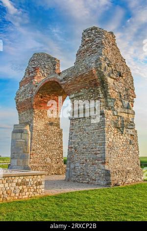 Altes römisches Stadttor (Heidentor) in Carnuntum in Österreich, Europa. Vertikal. Stockfoto