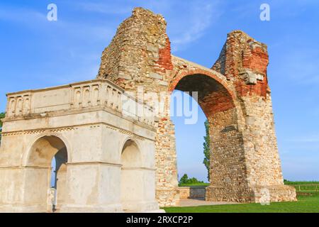 Altes römisches Stadttor (Heidentor) in Carnuntum in Österreich, Europa. Im Vordergrund steht das Modell des ursprünglichen Gebäudes. Horizontal. Stockfoto