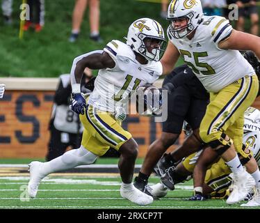 23. September 2023: Georgia Tech Sophomore Jamal Haynes (11) läuft mit dem Ball. NCAA-Fußballspiel zwischen der Georgia Tech University und der Wake Forest University im Allegacy Federal Credit Union Stadium, Winston Salem, North Carolina. David Beach/CSM Stockfoto