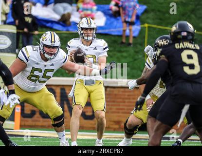 23. September 2023: Haynes King (10) spielt den Ball. NCAA-Fußballspiel zwischen der Georgia Tech University und der Wake Forest University im Allegacy Federal Credit Union Stadium, Winston Salem, North Carolina. David Beach/CSM Stockfoto