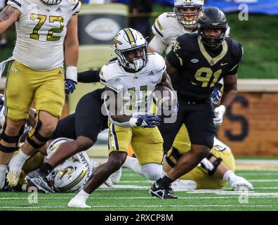 23. September 2023: Georgia Tech Sophomore Jamal Haynes (11) läuft mit Ball. NCAA-Fußballspiel zwischen der Georgia Tech University und der Wake Forest University im Allegacy Federal Credit Union Stadium, Winston Salem, North Carolina. David Beach/CSM Stockfoto
