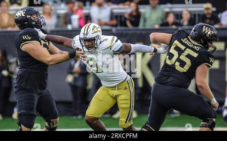 23. September 2023: Georgia Tech Junior Kyle Kennard (9) durchläuft zwei Wake Forest Defenders. NCAA-Fußballspiel zwischen der Georgia Tech University und der Wake Forest University im Allegacy Federal Credit Union Stadium, Winston Salem, North Carolina. David Beach/CSM Stockfoto