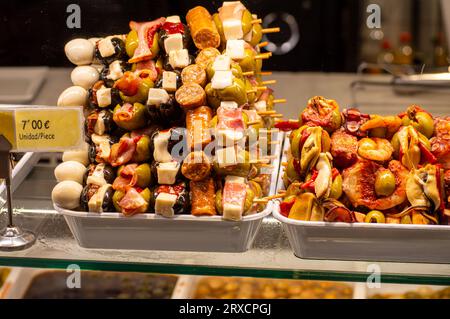 Traditionelle Tapas auf dem Miguel-Markt 'Mercado de San Miguel', einem beliebten Markt unter Touristen, im Zentrum von Madrid, Spanien Stockfoto