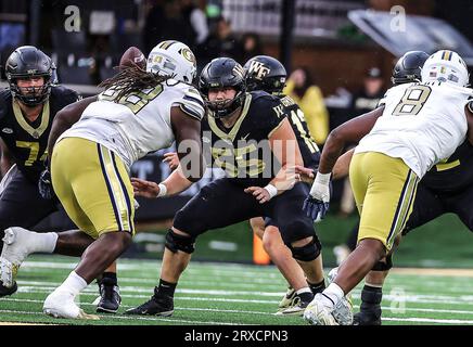 23. September 2023: Michael Jurgens (55) blockiert den Georgia Tech Junior Zeek Biggers (88). NCAA-Fußballspiel zwischen der Georgia Tech University und der Wake Forest University im Allegacy Federal Credit Union Stadium, Winston Salem, North Carolina. David Beach/CSM Stockfoto