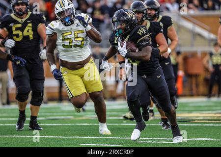 23. September 2023: Wake Forest Junior Justice Ellison (6) spielt den Ball gegen Georgia Tech. NCAA-Fußballspiel zwischen der Georgia Tech University und der Wake Forest University im Allegacy Federal Credit Union Stadium, Winston Salem, North Carolina. David Beach/CSM Stockfoto