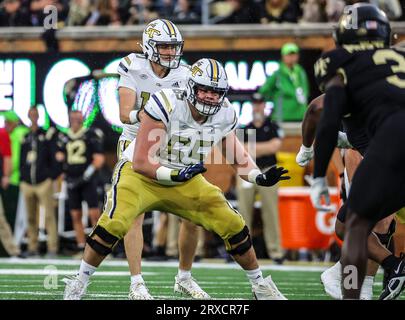 23. September 2023: Georgia Tech Senior Connor Scaglione (65) Passsperre. NCAA-Fußballspiel zwischen der Georgia Tech University und der Wake Forest University im Allegacy Federal Credit Union Stadium, Winston Salem, North Carolina. David Beach/CSM Stockfoto