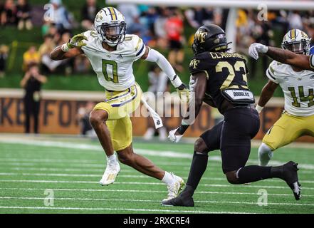 23. September 2023: Georgia Tech Senior Myles Sims (0) sucht Demond Claiborne (23). NCAA-Fußballspiel zwischen der Georgia Tech University und der Wake Forest University im Allegacy Federal Credit Union Stadium, Winston Salem, North Carolina. David Beach/CSM Stockfoto