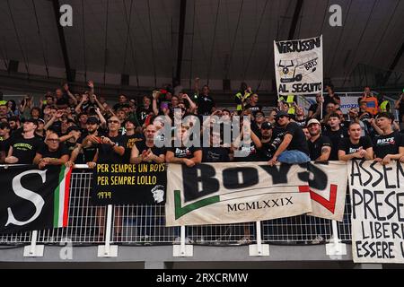 Brescia, Italien. September 2023. Fans von (Virtus Segafredo Bologna) im Finale - Virtus Bologna gegen germani Brescia, italienisches Basketball-Supercup-Spiel in Brescia, Italien, 24. September 2023 Credit: Independent Photo Agency/Alamy Live News Stockfoto