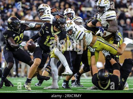 23. September 2023: Mitch Griffis (12), der sich mit Georgia Tech um die Eile kümmert. NCAA-Fußballspiel zwischen der Georgia Tech University und der Wake Forest University im Allegacy Federal Credit Union Stadium, Winston Salem, North Carolina. David Beach/CSM Stockfoto