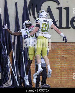 23. September 2023: Georgia Tech Junior Abdul Janneh (18) und Georgia Tech Senior Luke Benson (81) feiern Abduls Touchdown. NCAA-Fußballspiel zwischen der Georgia Tech University und der Wake Forest University im Allegacy Federal Credit Union Stadium, Winston Salem, North Carolina. David Beach/CSM Stockfoto