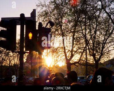 Sonnenuntergang an der roten Fußgängerampel. Rom, Italien Stockfoto