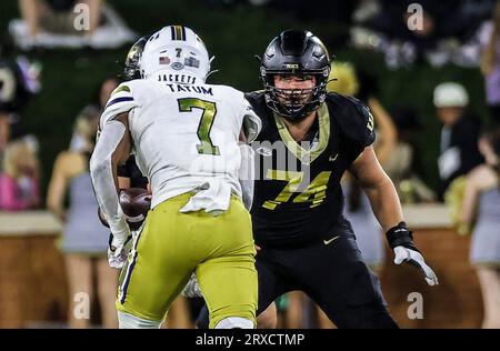 23. September 2023: Wake Forest Sophomore Luke Petitbon (74) blockiert Georgia Tech Junior Trenilyas Tatum (7). NCAA-Fußballspiel zwischen der Georgia Tech University und der Wake Forest University im Allegacy Federal Credit Union Stadium, Winston Salem, North Carolina. David Beach/CSM Stockfoto