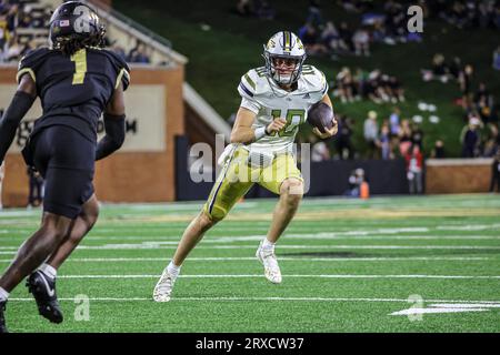 23. September 2023: Georgia Tech-Sophomore Haynes King (10) läuft, um den Georgia Tech Junior LaMiles Brooks (1) zu vermeiden. NCAA-Fußballspiel zwischen der Georgia Tech University und der Wake Forest University im Allegacy Federal Credit Union Stadium, Winston Salem, North Carolina. David Beach/CSM (Bild: © David Beach/Cal Sport Media) Stockfoto