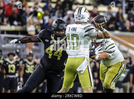23. September 2023: Wake Forest Junior Justin Williams (44) Pressions Georgia Tech Sophomore Haynes King (10). NCAA-Fußballspiel zwischen der Georgia Tech University und der Wake Forest University im Allegacy Federal Credit Union Stadium, Winston Salem, North Carolina. David Beach/CSM Stockfoto