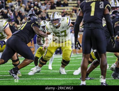 23. September 2023: Joe Fusile (67) Blocks. NCAA-Fußballspiel zwischen der Georgia Tech University und der Wake Forest University im Allegacy Federal Credit Union Stadium, Winston Salem, North Carolina. David Beach/CSM Stockfoto
