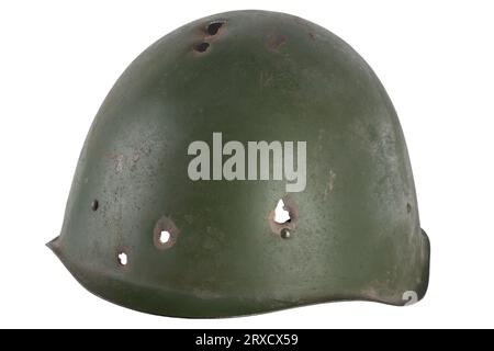 Russische Invasion in der Ukraine 2022. Ausrüstung mobilisiert - russischer Militärhelm vom Typ WW2 mit Einschusslöchern. Isoliert auf weißem Hintergrund. Stockfoto