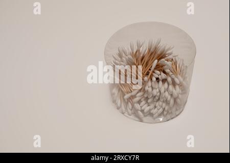 Wattestäbchen aus Holz auf weißem Hintergrund Stockfoto
