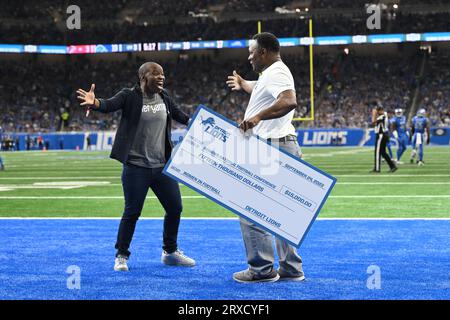 DETROIT, MI - 24. SEPTEMBER: Die dreifache Olympiasiegerin Odessa Jenkins erhält eine Umarmung und einen Spendenscheck von ehemaligen Löwen, die Barry Sanders während des Spiels zwischen Atlanta Falcons und Detroit Lions am 24. September 2023 im Ford Field in Detroit, MI, zurücklaufen lassen (Foto: Allan Dranberg/CSM) (Credit Image: © Allan Dranberg/Cal Sport Media) Credit: Cal Sport Media/Alamy Live News Stockfoto