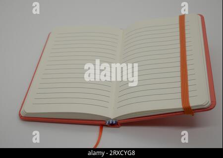 Rotes Notizbuch mit leeren Zeilen für Text auf weißem Hintergrund Stockfoto