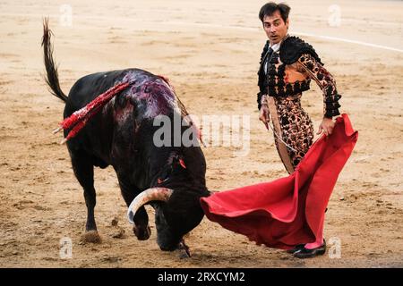 Der Stierkämpfer Gomez del Pilar während des Stierkampfes von Corrida de Toros auf der Plaza de las Ventas in Madrid, 24. September 2023 Spanien (Foto: OSC Stockfoto