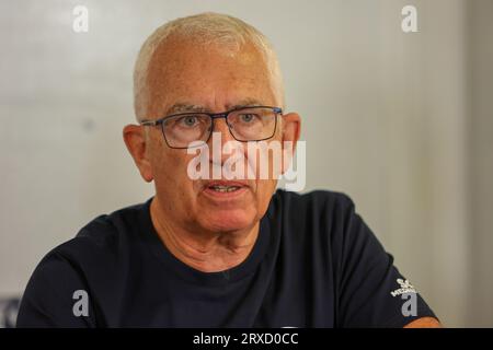 Marseille, Frankreich. September 2023. Francois Thomas, Präsident von SOS Mediteranée France, beantwortet Fragen von Journalisten während der Pressekonferenz an Bord des humanitären Schiffes Viking Ocean. Die NGO SOS Méditerranée und ihr Partner, die Internationale Föderation des Roten Kreuzes (IFRC), haben einen Aufruf zur Solidarität von europäischen staaten ausgerufen, die Zeugnis ablegen von der Verschlechterung der Lage der Menschen in Not im zentralen Mittelmeerraum. (Foto: Denis Thaust/SOPA Images/SIPA USA) Credit: SIPA USA/Alamy Live News Stockfoto