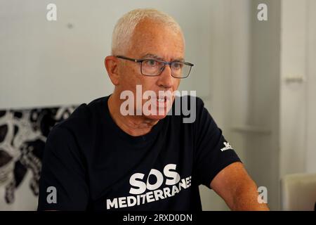 Marseille, Frankreich. September 2023. Francois Thomas, Präsident von SOS Mediteranée France, beantwortet Fragen von Journalisten während der Pressekonferenz an Bord des humanitären Schiffes Viking Ocean. Die NGO SOS Méditerranée und ihr Partner, die Internationale Föderation des Roten Kreuzes (IFRC), haben einen Aufruf zur Solidarität von europäischen staaten ausgerufen, die Zeugnis ablegen von der Verschlechterung der Lage der Menschen in Not im zentralen Mittelmeerraum. (Foto: Denis Thaust/SOPA Images/SIPA USA) Credit: SIPA USA/Alamy Live News Stockfoto