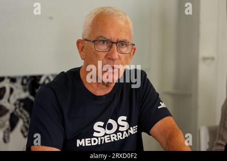 Marseille, Bouches-du-Rhone, Frankreich. September 2023. Francois Thomas, Präsident von SOS Mediteranée France, beantwortet Fragen von Journalisten während der Pressekonferenz an Bord des humanitären Schiffes Viking Ocean. Die NGO SOS Méditerranée und ihr Partner, die Internationale Föderation des Roten Kreuzes (IFRC), haben einen Aufruf zur Solidarität von europäischen staaten ausgerufen, die Zeugnis ablegen von der Verschlechterung der Lage der Menschen in Not im zentralen Mittelmeerraum. (Credit Image: © Denis Thaust/SOPA Images via ZUMA Press Wire) NUR REDAKTIONELLE VERWENDUNG! Nicht für kommerzielle ZWECKE! Stockfoto