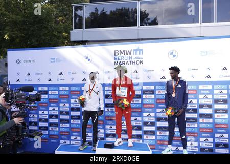 Berlin, Deutschland. September 2023. Eliud Kipchoge aus Kenia gewinnt den 49. Berlin Marathon in 2:02:42 Stunden. Der zweite Platz ging an den Vincent Kipkemoi aus Kenia mit 2:03:13 Stunden und der dritte Platz wurde von Tadese Takele aus Äthiopien mit 02:03:24 Stunden gewonnen. Tigst Assefa aus Äthiopien gewinnt den 49. Berlin Marathon in 2:11:53 Stunden. Der zweite Platz ging an die Sheila CHEPKIRUI aus Kenia mit 2:17:49 Stunden und der dritte Platz wurde von Magdalena Shauri aus Tansania mit 02:18:43 Stunden gewonnen. (Foto: Simone Kuhlmey/Pacific Press) Credit: Pacific Press Media Production Corp./Alamy Live News Stockfoto