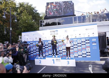 Berlin, Deutschland. September 2023. Eliud Kipchoge aus Kenia gewinnt den 49. Berlin Marathon in 2:02:42 Stunden. Der zweite Platz ging an den Vincent Kipkemoi aus Kenia mit 2:03:13 Stunden und der dritte Platz wurde von Tadese Takele aus Äthiopien mit 02:03:24 Stunden gewonnen. Tigst Assefa aus Äthiopien gewinnt den 49. Berlin Marathon in 2:11:53 Stunden. Der zweite Platz ging an die Sheila CHEPKIRUI aus Kenia mit 2:17:49 Stunden und der dritte Platz wurde von Magdalena Shauri aus Tansania mit 02:18:43 Stunden gewonnen. (Foto: Simone Kuhlmey/Pacific Press) Credit: Pacific Press Media Production Corp./Alamy Live News Stockfoto