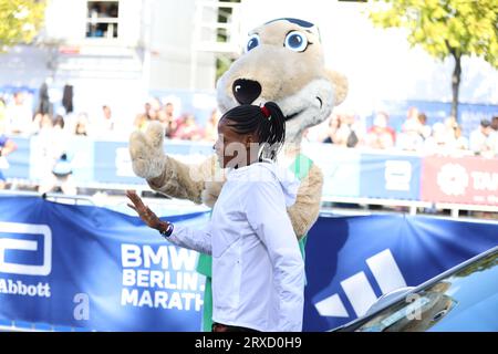 Berlin, Deutschland. September 2023. Eliud Kipchoge aus Kenia gewinnt den 49. Berlin Marathon in 2:02:42 Stunden. Der zweite Platz ging an den Vincent Kipkemoi aus Kenia mit 2:03:13 Stunden und der dritte Platz wurde von Tadese Takele aus Äthiopien mit 02:03:24 Stunden gewonnen. Tigst Assefa aus Äthiopien gewinnt den 49. Berlin Marathon in 2:11:53 Stunden. Der zweite Platz ging an die Sheila CHEPKIRUI aus Kenia mit 2:17:49 Stunden und der dritte Platz wurde von Magdalena Shauri aus Tansania mit 02:18:43 Stunden gewonnen. (Foto: Simone Kuhlmey/Pacific Press) Credit: Pacific Press Media Production Corp./Alamy Live News Stockfoto