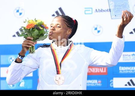 Berlin, Deutschland. September 2023. Eliud Kipchoge aus Kenia gewinnt den 49. Berlin Marathon in 2:02:42 Stunden. Der zweite Platz ging an den Vincent Kipkemoi aus Kenia mit 2:03:13 Stunden und der dritte Platz wurde von Tadese Takele aus Äthiopien mit 02:03:24 Stunden gewonnen. Tigst Assefa aus Äthiopien gewinnt den 49. Berlin Marathon in 2:11:53 Stunden. Der zweite Platz ging an die Sheila CHEPKIRUI aus Kenia mit 2:17:49 Stunden und der dritte Platz wurde von Magdalena Shauri aus Tansania mit 02:18:43 Stunden gewonnen. (Foto: Simone Kuhlmey/Pacific Press) Credit: Pacific Press Media Production Corp./Alamy Live News Stockfoto