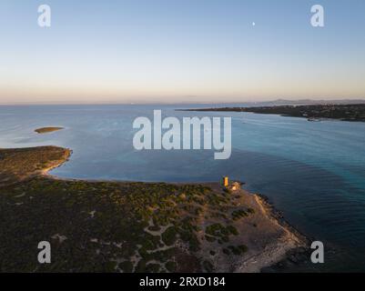 Strand La Pelosa in Stintino im nördlichen Teil Sardiniens. Fotos, die mit einer Drohne während des Sonnenuntergangs aufgenommen wurden. Stockfoto