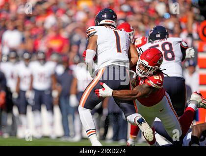 Kansas City, Vereinigte Staaten. September 2023. Mike Danna (51) von den Kansas City Chiefs im ersten Viertel des Arrowhead Stadium in Kansas City (Missouri) am Sonntag, den 24. September 2023, entlässt den Quarterback Justin Fields (1) der Chicago Bears. Foto von Jon Robichaud/UPI Credit: UPI/Alamy Live News Stockfoto