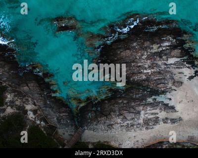 Strand La Pelosa in Stintino im nördlichen Teil Sardiniens. Fotos, die mit einer Drohne während des Sonnenuntergangs aufgenommen wurden. Stockfoto