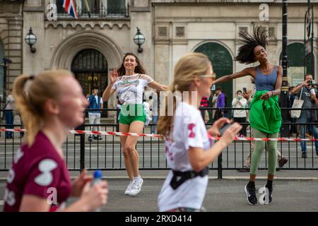 London, Großbritannien. September 2023. Tänzer der London School of Samba tanzen während des Vitality 10k-Rennens in London. (Foto: Pietro Recchia/SOPA Images/SIPA USA) Credit: SIPA USA/Alamy Live News Stockfoto