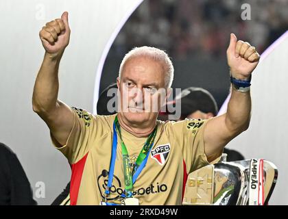 Sao Paulo, Brasilien. September 2023. Sao Paulo-Manager Dorival Junior feiert den Titel des Champions nach dem Spiel zwischen Sao Paulo und Flamengo für die zweite Etappe des Final Brazil Cup 2023 im Morumbi Stadium in Sao Paulo am 24. September. Foto: Gledston Tavares/DiaEsportivo/Alamy Live News Credit: DiaEsportivo/Alamy Live News Stockfoto