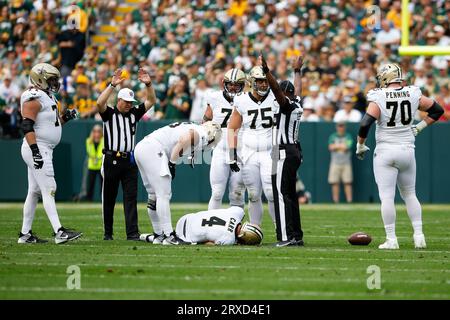 Green Bay, Wisconsin, USA. September 2023. Derek Carr (4), Quarterback der New Orleans Saints, wird beim NFL-Fußballspiel zwischen den New Orleans Saints und den Green Bay Packers im Lambeau Field in Green Bay, Wisconsin, verletzt. Darren Lee/CSM/Alamy Live News Stockfoto