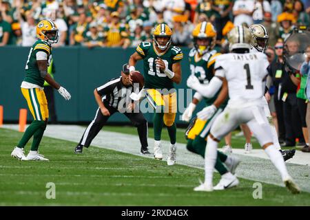 Green Bay, Wisconsin, USA. September 2023. Green Bay Packers Quarterback Jordan Love (10), der sich während des NFL-Fußballspiels zwischen den New Orleans Saints und den Green Bay Packers im Lambeau Field in Green Bay, Wisconsin, aufhält. Darren Lee/CSM/Alamy Live News Stockfoto