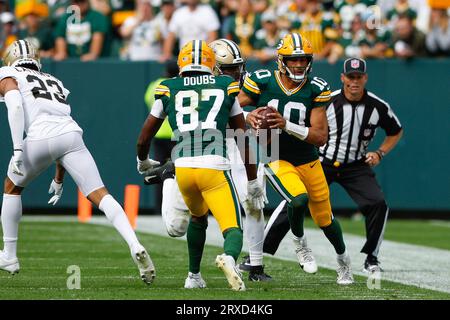 Green Bay, Wisconsin, USA. September 2023. Green Bay Packers Quarterback Jordan Love (10), der sich während des NFL-Fußballspiels zwischen den New Orleans Saints und den Green Bay Packers im Lambeau Field in Green Bay, Wisconsin, aufhält. Darren Lee/CSM/Alamy Live News Stockfoto