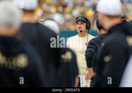 Green Bay, Wisconsin, USA. September 2023. New Orleans Saints-Cheftrainer Dennis Allen während des NFL-Fußballspiels zwischen den New Orleans Saints und den Green Bay Packers im Lambeau Field in Green Bay, Wisconsin. Darren Lee/CSM/Alamy Live News Stockfoto