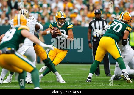 Green Bay, Wisconsin, USA. September 2023. Green Bay Packers Quarterback Jordan Love (10), der sich während des NFL-Fußballspiels zwischen den New Orleans Saints und den Green Bay Packers im Lambeau Field in Green Bay, Wisconsin, aufhält. Darren Lee/CSM/Alamy Live News Stockfoto