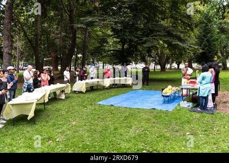 Seattle, USA. September 2023. Die UTSAV-Gemeinde trifft sich im Denny Park zum Shanti Pooja Friedensgebet für Jaahnavi Kandula, gefolgt von einem feierlichen Spaziergang zur Dexter Ave und Thomas St. Die Gemeinde hat nach dem Tod von Jaahnavi zur Rechenschaftspflicht aufgerufen. Jaahnavi wurde von einem SPD-Offizier, der auf einen Überdosis-Aufruf im Januar dieses Jahres reagierte, an einem Kreuzweg geschlagen und getötet. Quelle: James Anderson/Alamy Live News Stockfoto