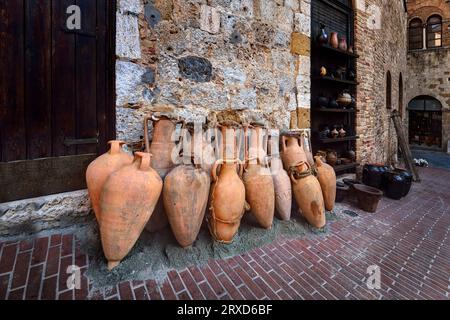 Eine Gruppe von Amphoren. Eine Amphore (englisch: Amphorae oder Amphoras) ist eine Art Behälter mit spitzem Boden, der eng anliegt. Stockfoto