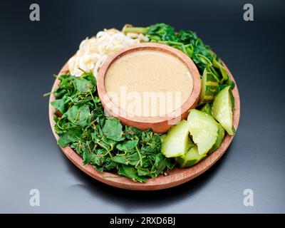 Pecel Sayur oder gemischtes gedämpftes Gemüse mit Erdnusssoße. Traditionelle Speisen aus Zentral-Java oder Ost-Java, Indonesien Stockfoto